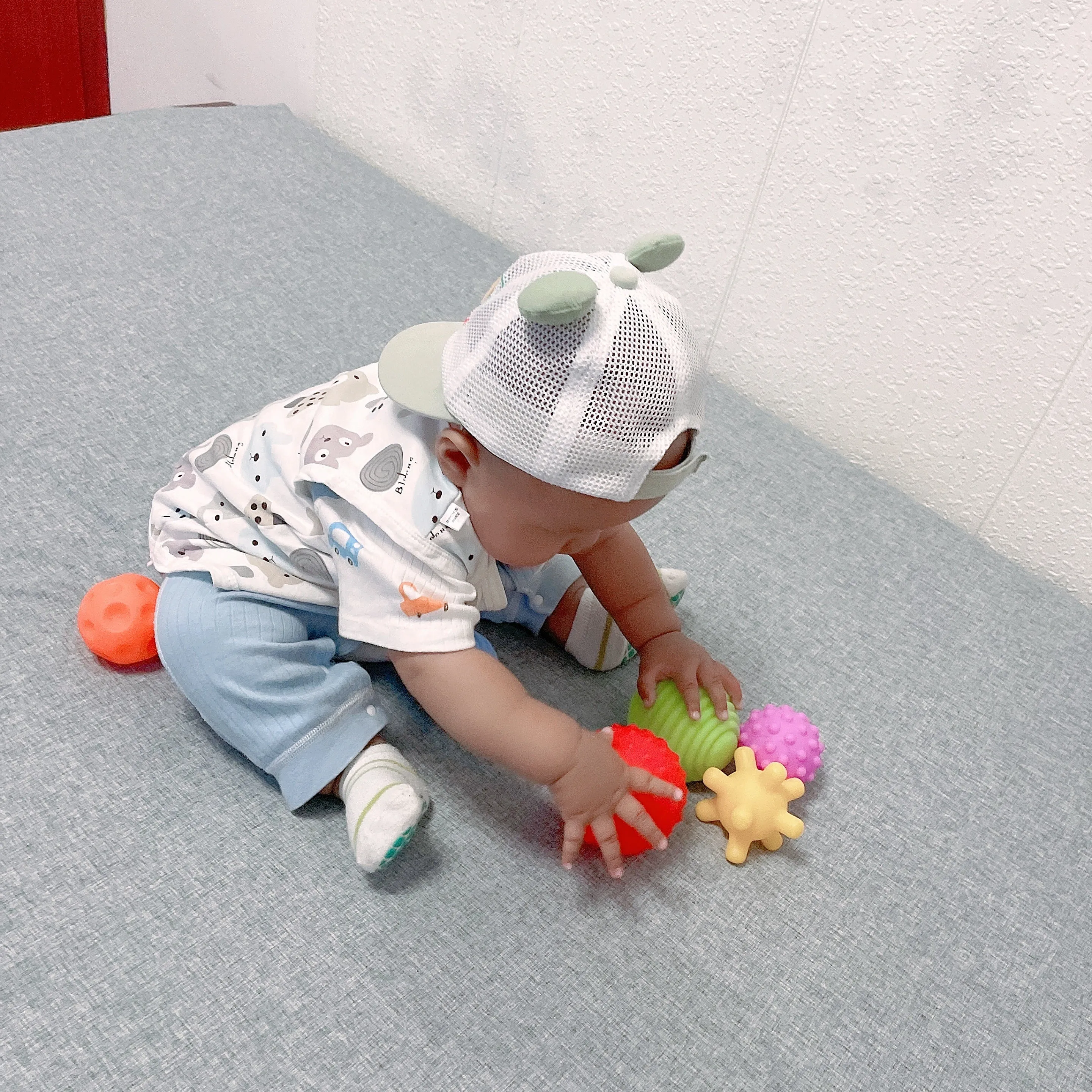 Derrbroy- Baby toys, sensory toys, and learning toys for teething babies